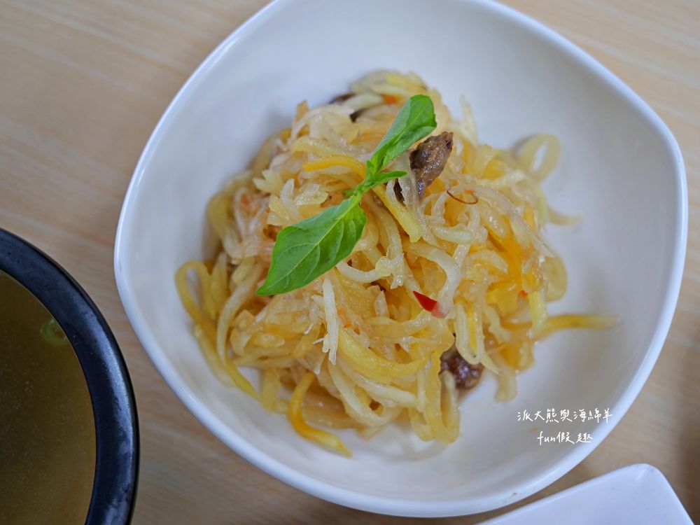 唔麵食堂｜主打充滿南洋風味Q彈越式炒粄條與鮮甜濃郁現熬大骨湯，餐點美味CP值高，草屯平價高水準美食又多1間!!!112新開幕～