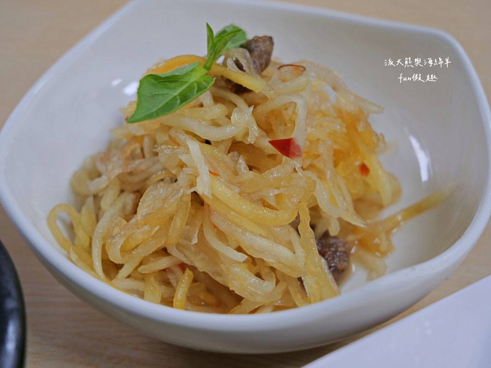 唔麵食堂｜主打充滿南洋風味Q彈越式炒粄條與鮮甜濃郁現熬大骨湯，餐點美味CP值高，草屯平價高水準美食又多1間!!!112新開幕～