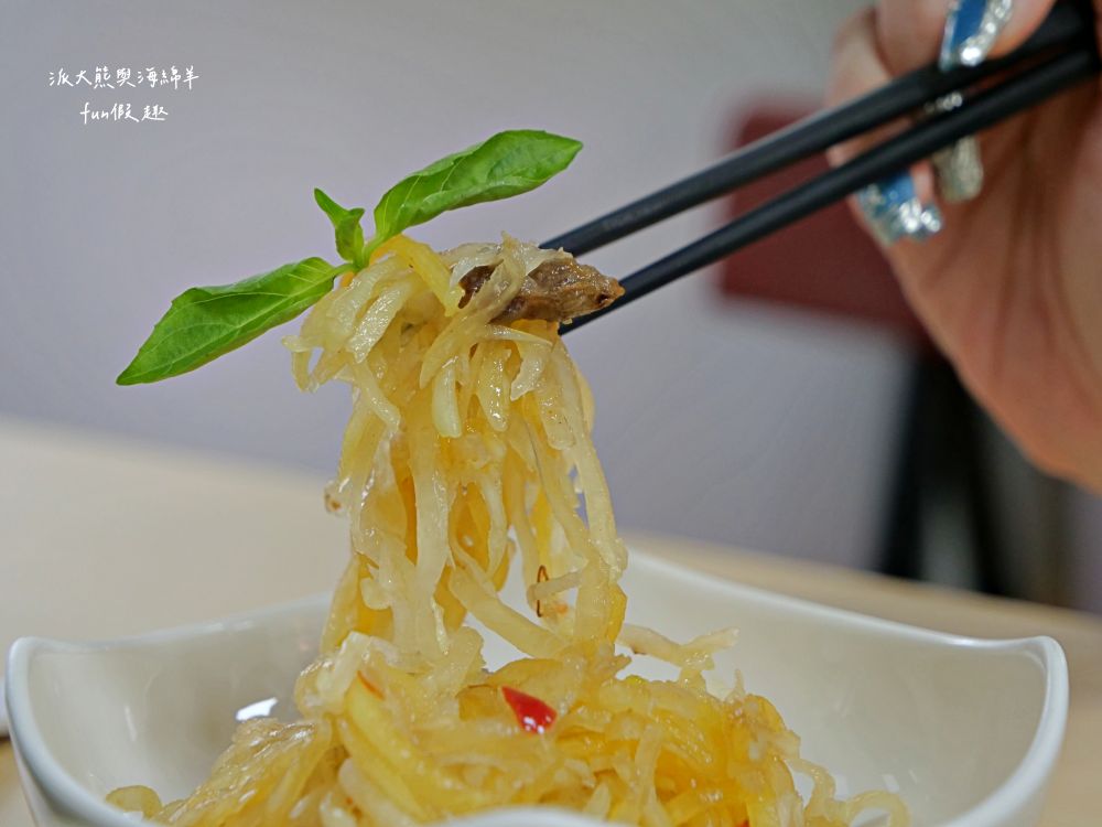 唔麵食堂｜主打充滿南洋風味Q彈越式炒粄條與鮮甜濃郁現熬大骨湯，餐點美味CP值高，草屯平價高水準美食又多1間!!!112新開幕～