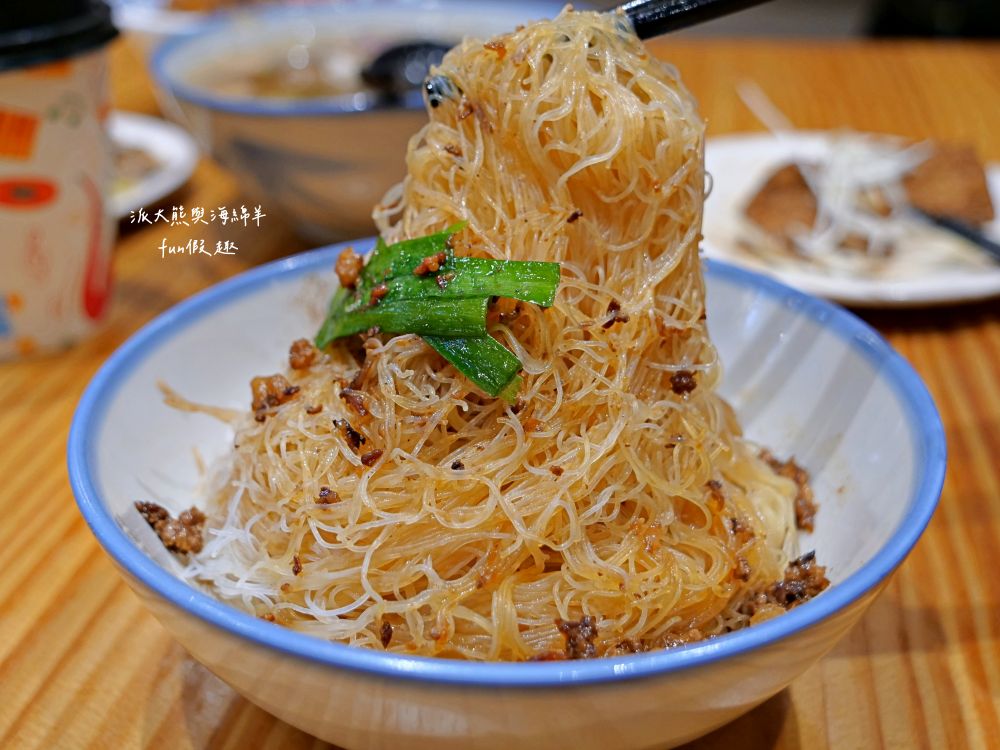 阿蓮米粉湯|經典Q彈米粉與新鮮飽滿大蚵仔完美結合,份量十足CP值高的溫馨家常料理,鄰近臺中後火車站及大魯閣新時代購物中心,傳承逾一甲子的古早好味道!!!第3代在108年開設,連食尚玩家都來採訪唷~ - 第17張圖 阿蓮米粉湯|經典Q彈米粉與新鮮飽滿大蚵仔完美結合,份量十足CP值高的溫馨家常料理,鄰近臺中後火車站及大魯閣新時代購物中心,傳承逾一甲子的古早好味道!!!第3代在108年開設,連食尚玩家都來採訪唷~