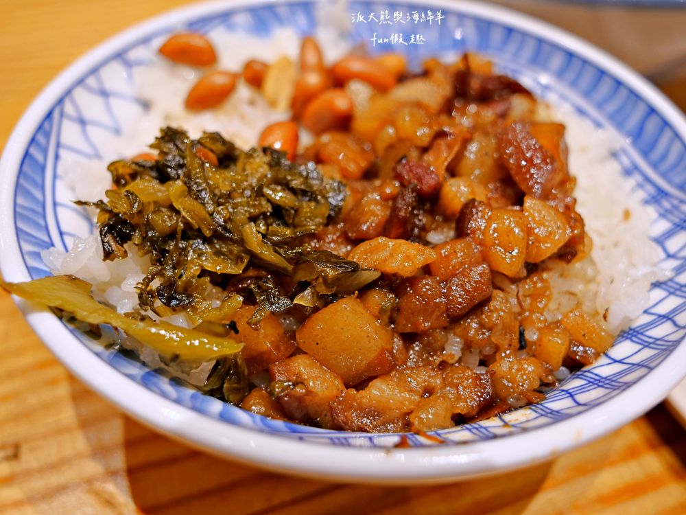 阿蓮米粉湯|經典Q彈米粉與新鮮飽滿大蚵仔完美結合,份量十足CP值高的溫馨家常料理,鄰近臺中後火車站及大魯閣新時代購物中心,傳承逾一甲子的古早好味道!!!第3代在108年開設,連食尚玩家都來採訪唷~ - 第25張圖 阿蓮米粉湯|經典Q彈米粉與新鮮飽滿大蚵仔完美結合,份量十足CP值高的溫馨家常料理,鄰近臺中後火車站及大魯閣新時代購物中心,傳承逾一甲子的古早好味道!!!第3代在108年開設,連食尚玩家都來採訪唷~