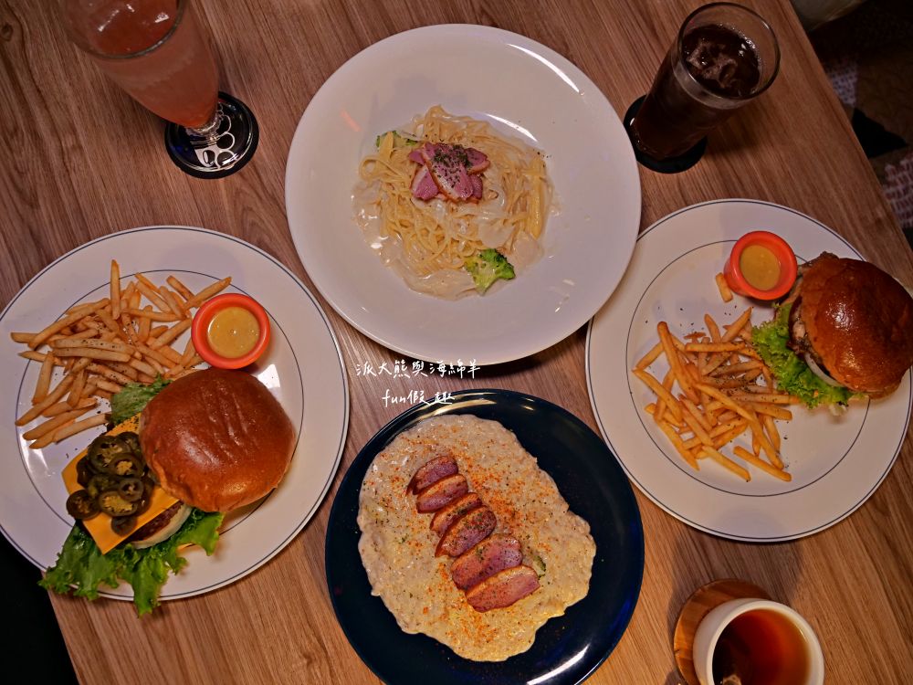 Oops驚奇咖啡｜鄰近花蓮東大門夜市，裝潢氛圍充滿驚喜，早午餐、義大利麵、甜點一次滿足，鬧中取靜的熱門複合式餐廳，並提供寵物友善環境～2012年開幕