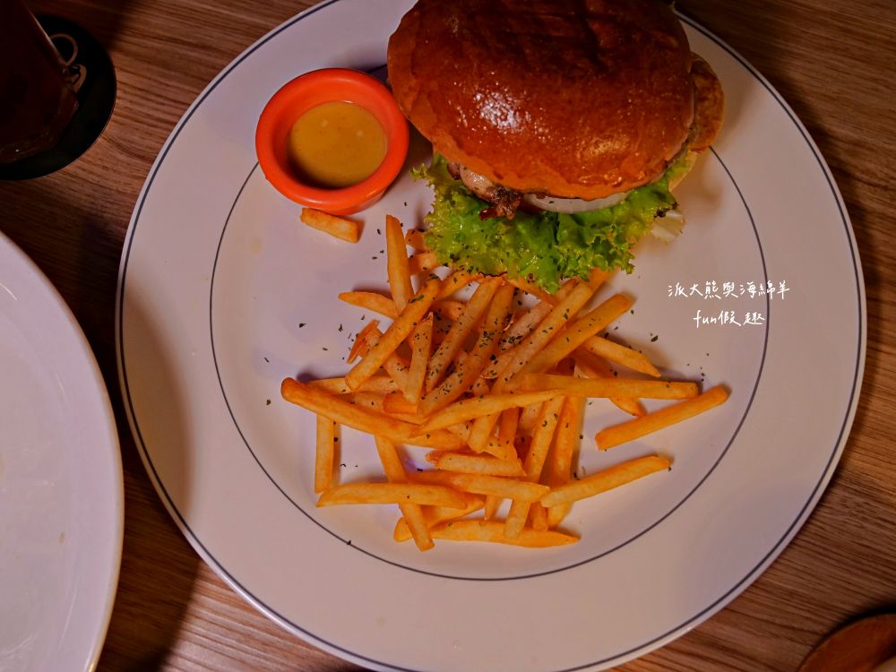 Oops驚奇咖啡｜鄰近花蓮東大門夜市，裝潢氛圍充滿驚喜，早午餐、義大利麵、甜點一次滿足，鬧中取靜的熱門複合式餐廳，並提供寵物友善環境～2012年開幕