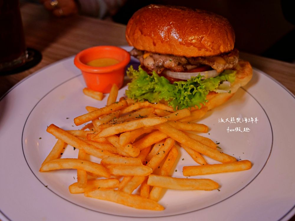 Oops驚奇咖啡|鄰近花蓮東大門夜市,裝潢氛圍充滿驚喜,早午餐、義大利麵、甜點一次滿足,鬧中取靜的熱門複合式餐廳,並提供寵物友善環境~2012年開幕 - 第22張圖 Oops驚奇咖啡|鄰近花蓮東大門夜市,裝潢氛圍充滿驚喜,早午餐、義大利麵、甜點一次滿足,鬧中取靜的熱門複合式餐廳,並提供寵物友善環境~2012年開幕