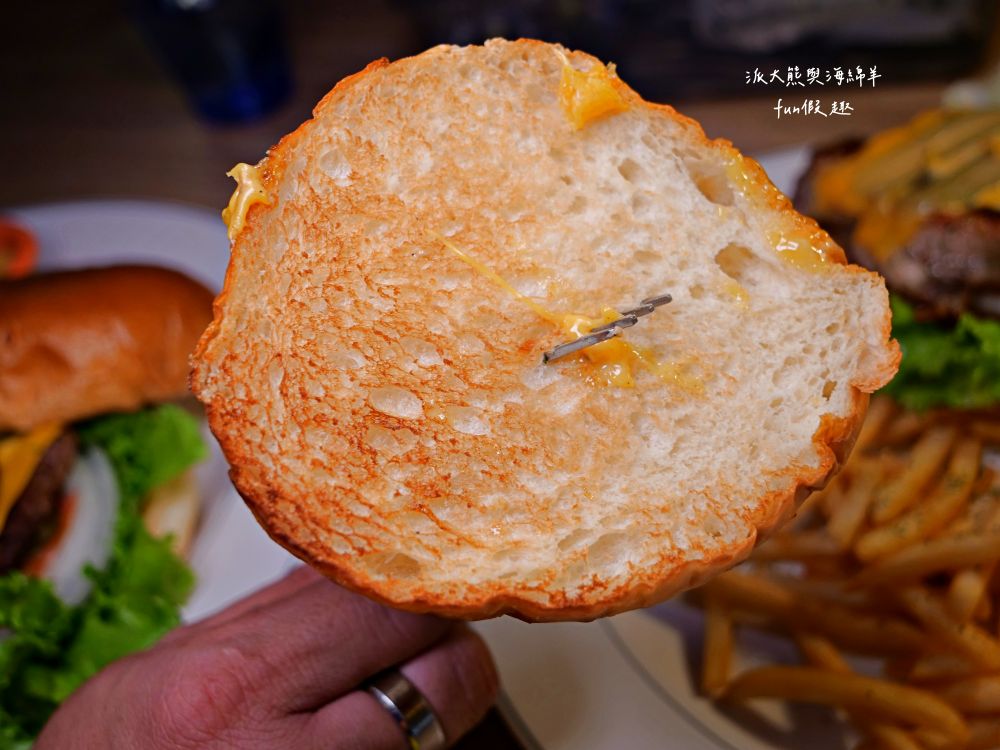 Oops驚奇咖啡｜鄰近花蓮東大門夜市，裝潢氛圍充滿驚喜，早午餐、義大利麵、甜點一次滿足，鬧中取靜的熱門複合式餐廳，並提供寵物友善環境～2012年開幕