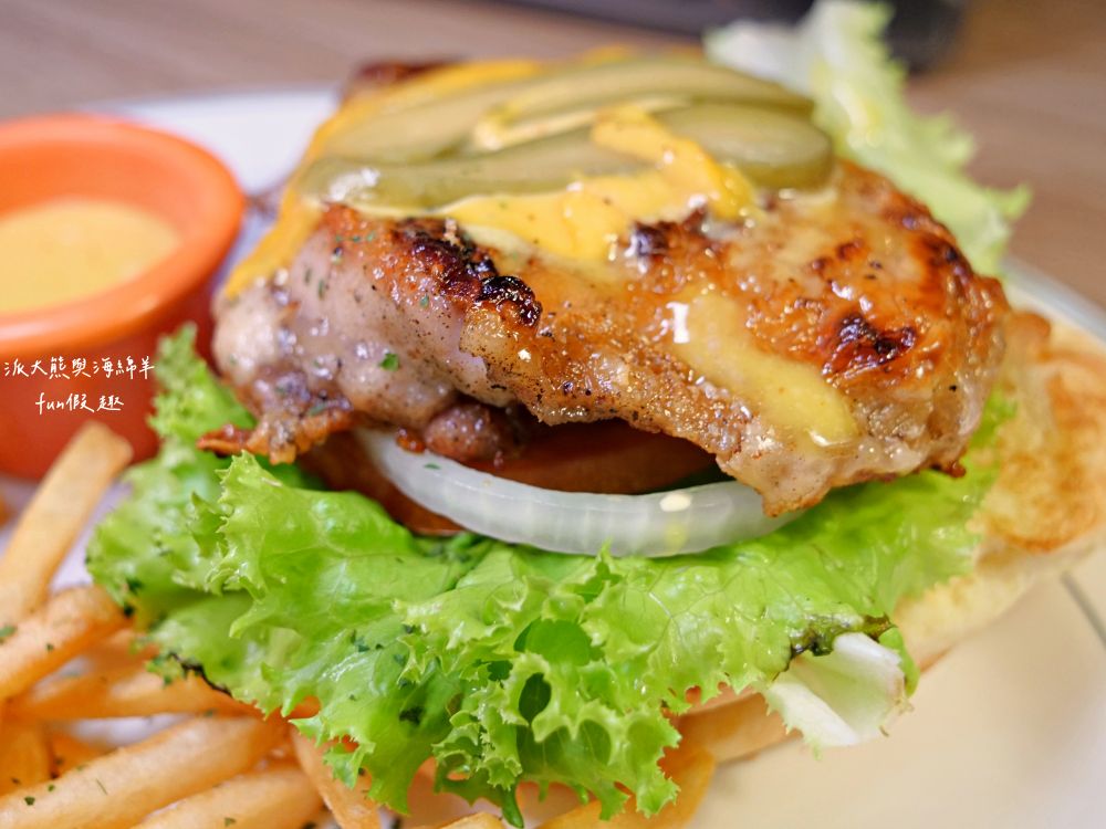 Oops驚奇咖啡｜鄰近花蓮東大門夜市，裝潢氛圍充滿驚喜，早午餐、義大利麵、甜點一次滿足，鬧中取靜的熱門複合式餐廳，並提供寵物友善環境～2012年開幕