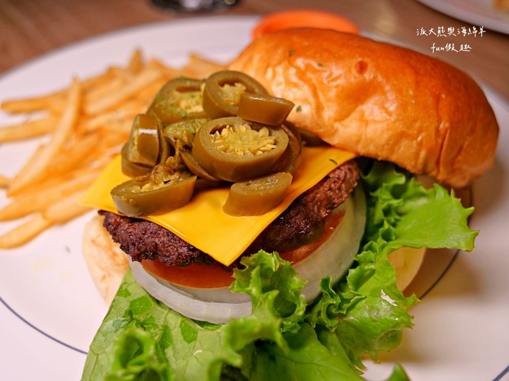 Oops驚奇咖啡｜鄰近花蓮東大門夜市，裝潢氛圍充滿驚喜，早午餐、義大利麵、甜點一次滿足，鬧中取靜的熱門複合式餐廳，並提供寵物友善環境～2012年開幕