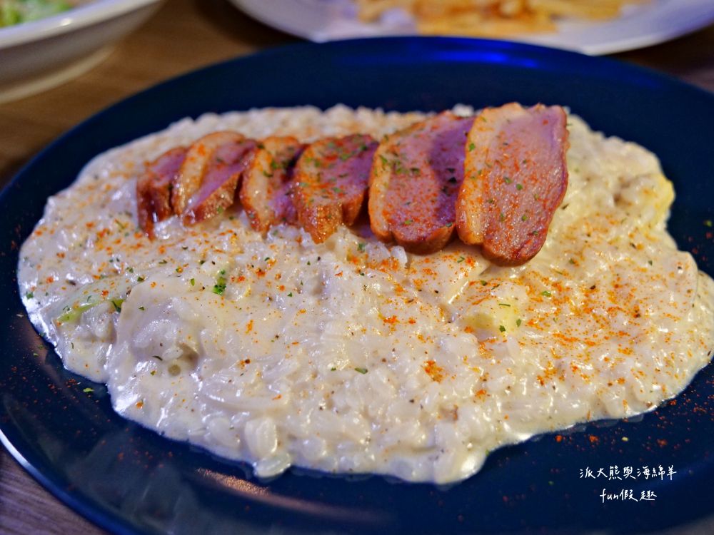 Oops驚奇咖啡｜鄰近花蓮東大門夜市，裝潢氛圍充滿驚喜，早午餐、義大利麵、甜點一次滿足，鬧中取靜的熱門複合式餐廳，並提供寵物友善環境～2012年開幕