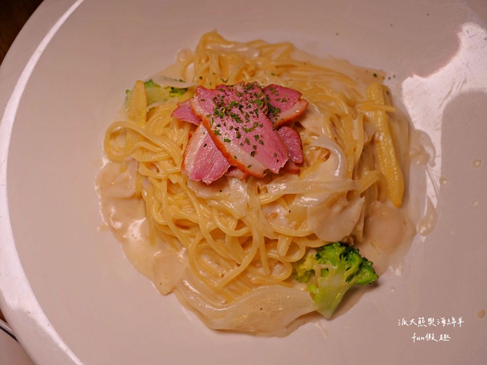 Oops驚奇咖啡｜鄰近花蓮東大門夜市，裝潢氛圍充滿驚喜，早午餐、義大利麵、甜點一次滿足，鬧中取靜的熱門複合式餐廳，並提供寵物友善環境～2012年開幕