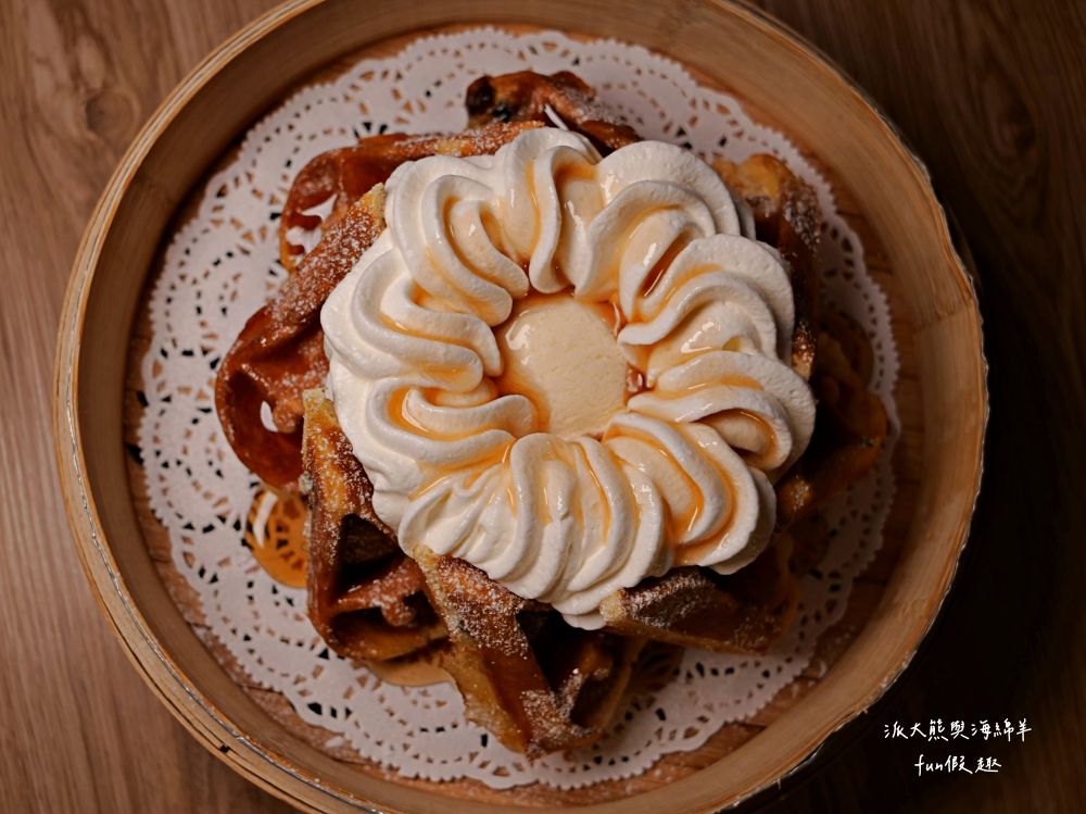 Oops驚奇咖啡｜鄰近花蓮東大門夜市，裝潢氛圍充滿驚喜，早午餐、義大利麵、甜點一次滿足，鬧中取靜的熱門複合式餐廳，並提供寵物友善環境～2012年開幕