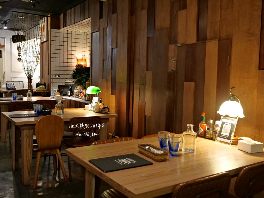 Oops驚奇咖啡｜鄰近花蓮東大門夜市，裝潢氛圍充滿驚喜，早午餐、義大利麵、甜點一次滿足，鬧中取靜的熱門複合式餐廳，並提供寵物友善環境～2012年開幕