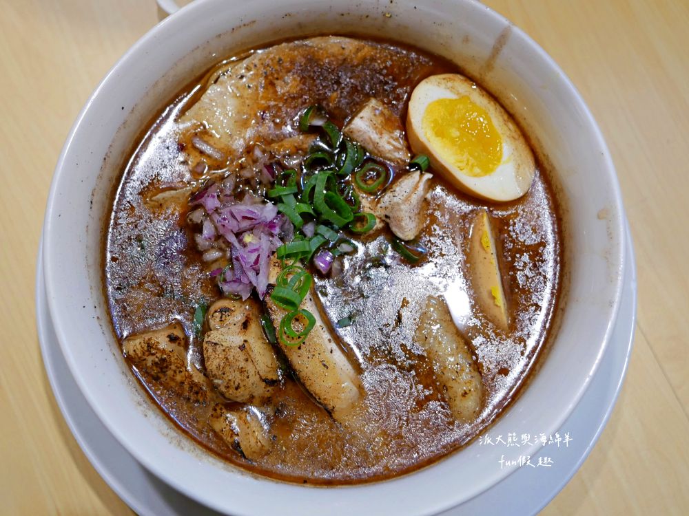 鷄塩拉麵吉鷄｜臺中後火車站日式拉麵，以濃郁雞白湯為基底，延續東京醬油拉麵超極丸創新精神，研發出松露奶油、雞湯咖哩、番茄雞湯等多種口味，吃不飽還能免費加湯加麵1次唷!!!超極丸2店～