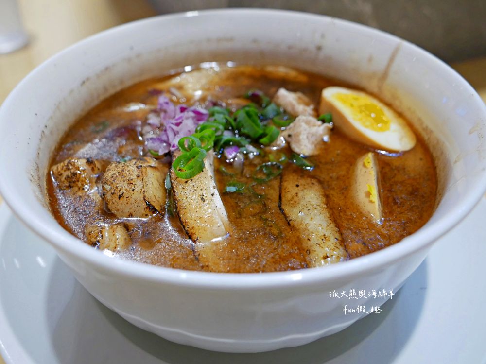 鷄塩拉麵吉鷄|臺中後火車站日式拉麵,以濃郁雞白湯為基底,延續東京醬油拉麵超極丸創新精神,研發出松露奶油、雞湯咖哩、番茄雞湯等多種口味,吃不飽還能免費加湯加麵1次唷!!!超極丸2店~ - 第13張圖 鷄塩拉麵吉鷄|臺中後火車站日式拉麵,以濃郁雞白湯為基底,延續東京醬油拉麵超極丸創新精神,研發出松露奶油、雞湯咖哩、番茄雞湯等多種口味,吃不飽還能免費加湯加麵1次唷!!!超極丸2店~