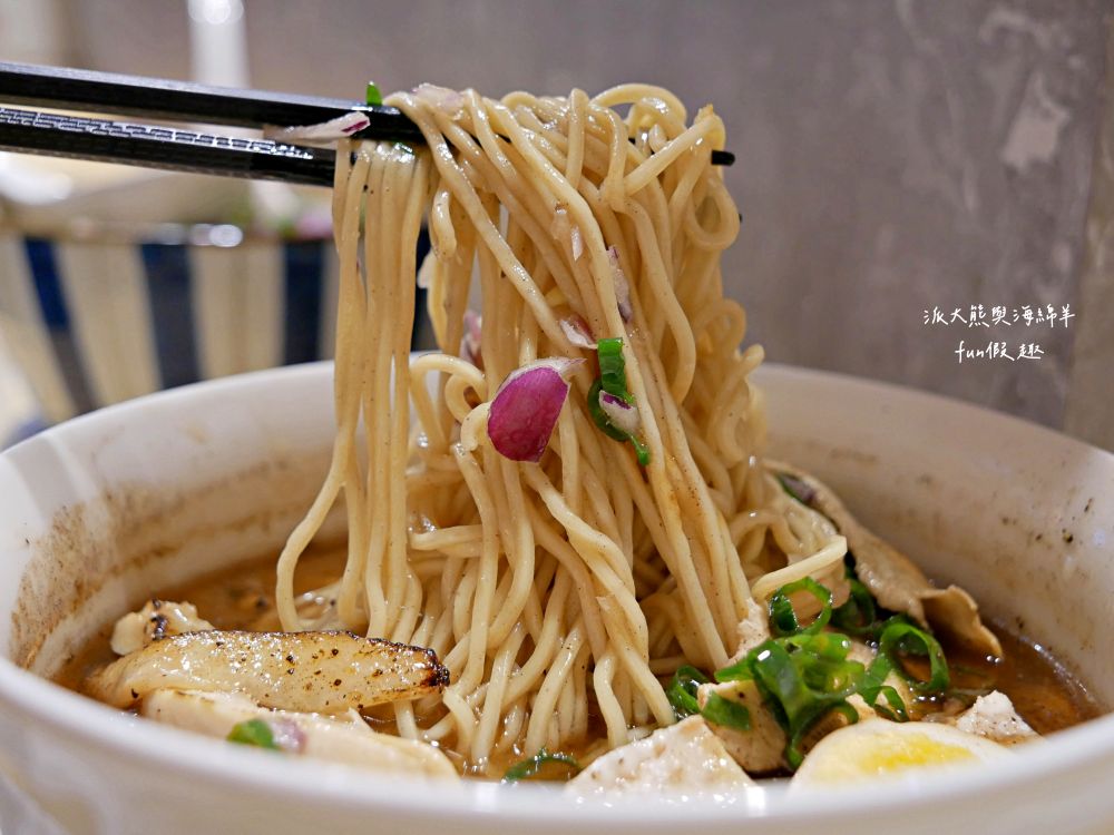 鷄塩拉麵吉鷄｜臺中後火車站日式拉麵，以濃郁雞白湯為基底，延續東京醬油拉麵超極丸創新精神，研發出松露奶油、雞湯咖哩、番茄雞湯等多種口味，吃不飽還能免費加湯加麵1次唷!!!超極丸2店～