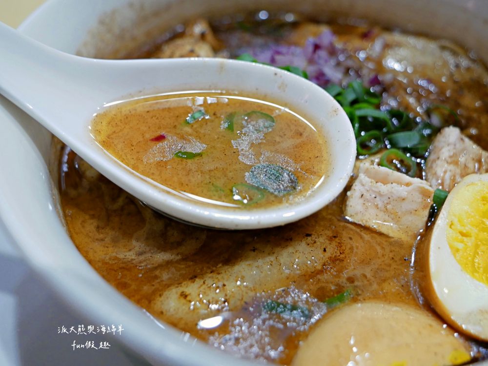 鷄塩拉麵吉鷄|臺中後火車站日式拉麵,以濃郁雞白湯為基底,延續東京醬油拉麵超極丸創新精神,研發出松露奶油、雞湯咖哩、番茄雞湯等多種口味,吃不飽還能免費加湯加麵1次唷!!!超極丸2店~ - 第15張圖 鷄塩拉麵吉鷄|臺中後火車站日式拉麵,以濃郁雞白湯為基底,延續東京醬油拉麵超極丸創新精神,研發出松露奶油、雞湯咖哩、番茄雞湯等多種口味,吃不飽還能免費加湯加麵1次唷!!!超極丸2店~