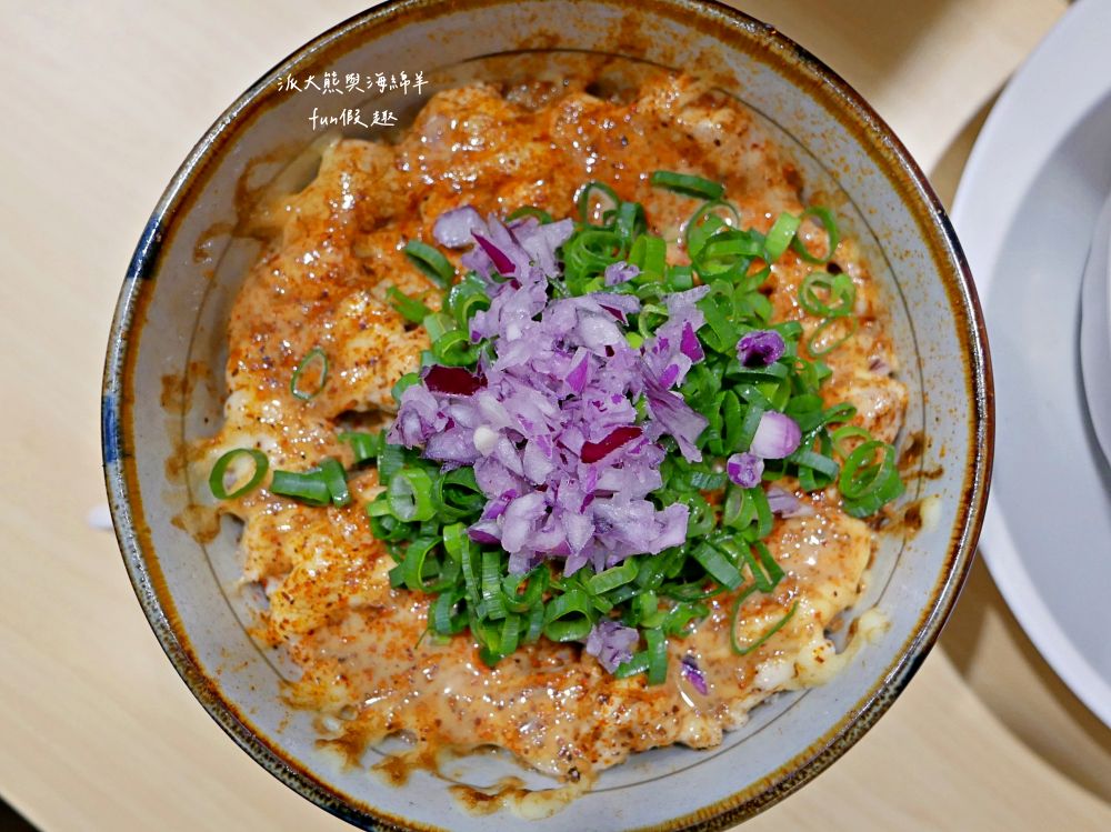 鷄塩拉麵吉鷄｜臺中後火車站日式拉麵，以濃郁雞白湯為基底，延續東京醬油拉麵超極丸創新精神，研發出松露奶油、雞湯咖哩、番茄雞湯等多種口味，吃不飽還能免費加湯加麵1次唷!!!超極丸2店～