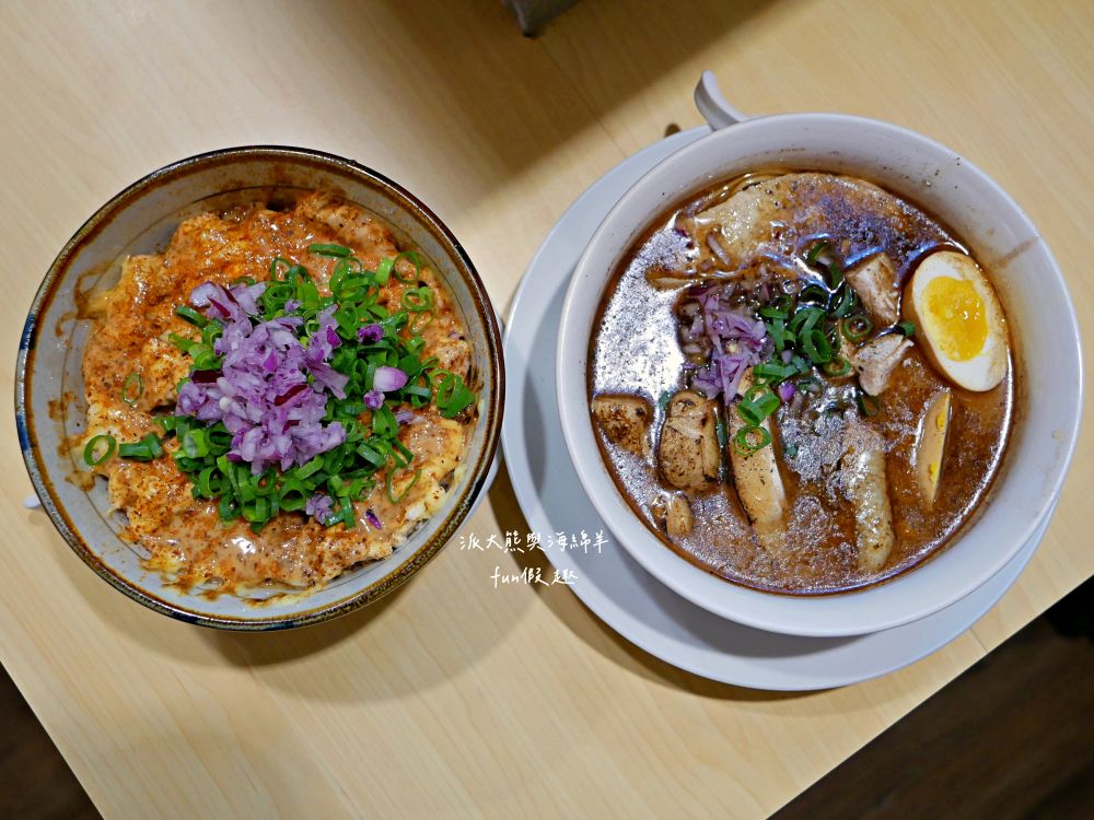 鷄塩拉麵吉鷄｜臺中後火車站日式拉麵，以濃郁雞白湯為基底，延續東京醬油拉麵超極丸創新精神，研發出松露奶油、雞湯咖哩、番茄雞湯等多種口味，吃不飽還能免費加湯加麵1次唷!!!超極丸2店～