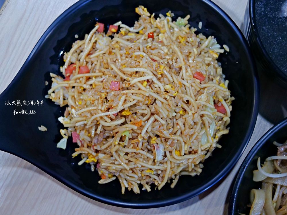 JOBA揪霸食堂—醬油蛋炒飯｜招牌醬油蛋炒飯香濃四溢且份量十足，更獨創各種創意炒飯口味，來JOBA齁哩呷揪霸!臺中後火車站台式平價午晚餐好去處，其他還有揪霸炒麵、乾炒河粉、叻沙咖哩湯麵、麻婆燴飯等選擇～106.8.3開幕