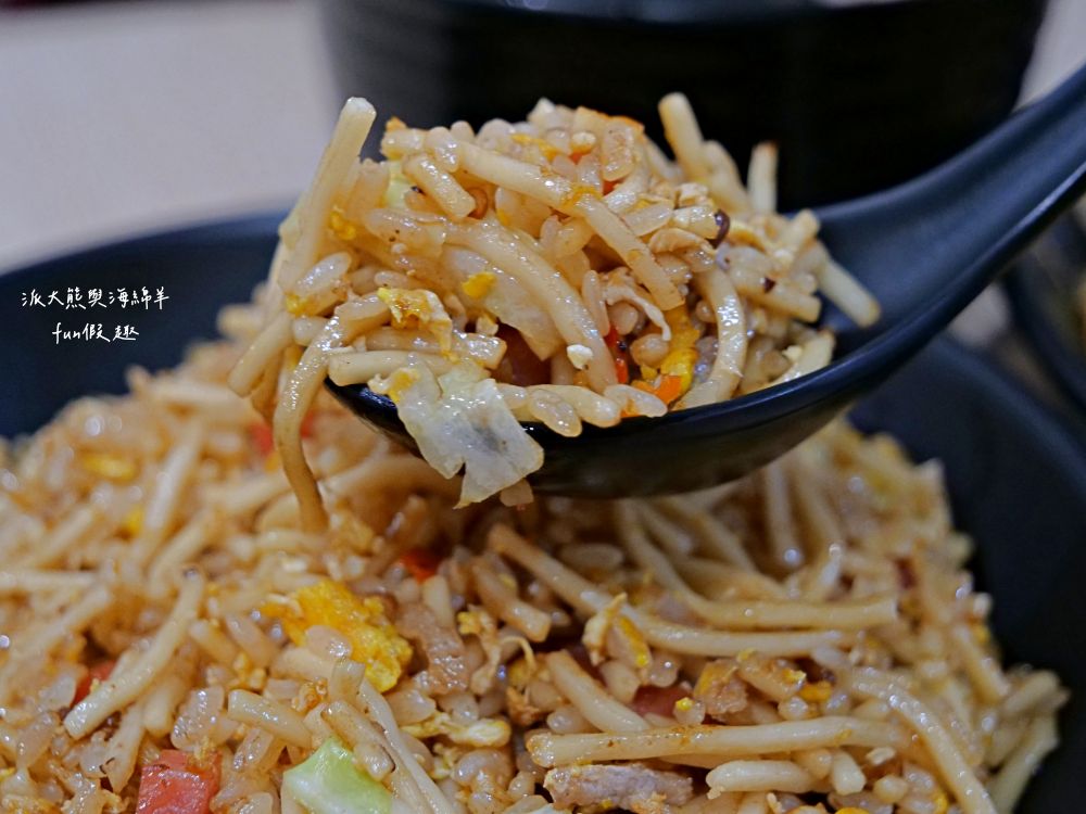 JOBA揪霸食堂—醬油蛋炒飯|招牌醬油蛋炒飯香濃四溢且份量十足,更獨創各種創意炒飯口味,來JOBA齁哩呷揪霸!臺中後火車站台式平價午晚餐好去處,其他還有揪霸炒麵、乾炒河粉、叻沙咖哩湯麵、麻婆燴飯等選擇~106.8.3開幕 - 第14張圖 JOBA揪霸食堂—醬油蛋炒飯|招牌醬油蛋炒飯香濃四溢且份量十足,更獨創各種創意炒飯口味,來JOBA齁哩呷揪霸!臺中後火車站台式平價午晚餐好去處,其他還有揪霸炒麵、乾炒河粉、叻沙咖哩湯麵、麻婆燴飯等選擇~106.8.3開幕