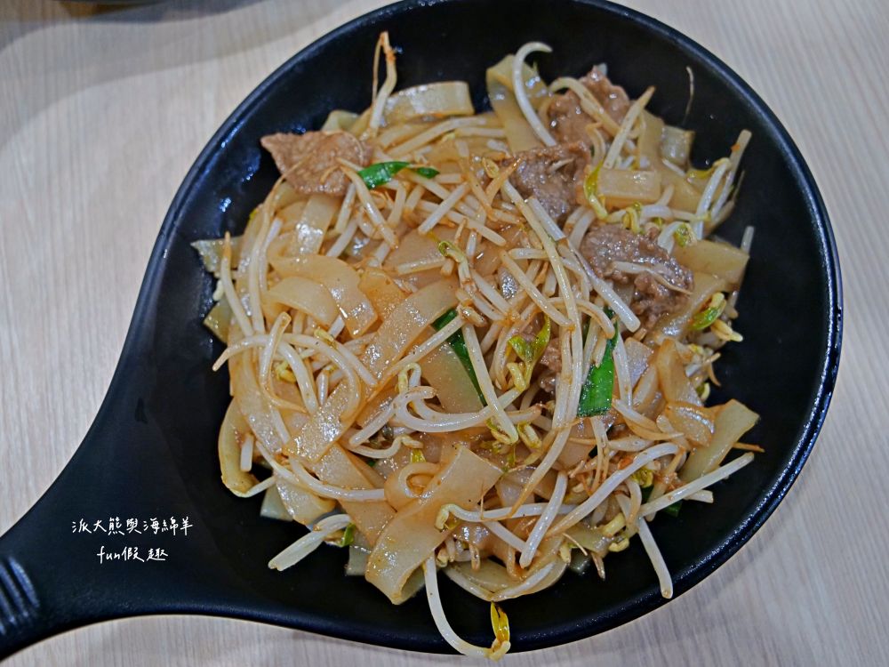 JOBA揪霸食堂—醬油蛋炒飯｜招牌醬油蛋炒飯香濃四溢且份量十足，更獨創各種創意炒飯口味，來JOBA齁哩呷揪霸!臺中後火車站台式平價午晚餐好去處，其他還有揪霸炒麵、乾炒河粉、叻沙咖哩湯麵、麻婆燴飯等選擇～106.8.3開幕