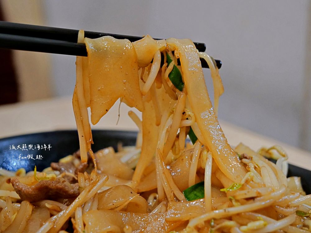 JOBA揪霸食堂—醬油蛋炒飯｜招牌醬油蛋炒飯香濃四溢且份量十足，更獨創各種創意炒飯口味，來JOBA齁哩呷揪霸!臺中後火車站台式平價午晚餐好去處，其他還有揪霸炒麵、乾炒河粉、叻沙咖哩湯麵、麻婆燴飯等選擇～106.8.3開幕