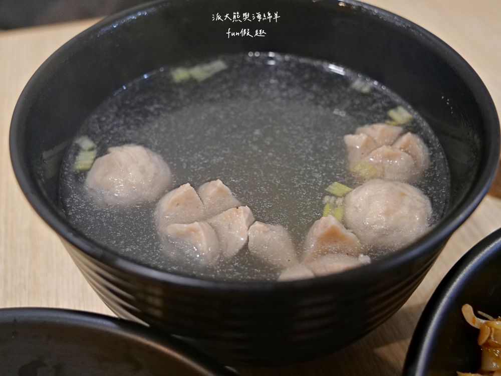 JOBA揪霸食堂—醬油蛋炒飯｜招牌醬油蛋炒飯香濃四溢且份量十足，更獨創各種創意炒飯口味，來JOBA齁哩呷揪霸!臺中後火車站台式平價午晚餐好去處，其他還有揪霸炒麵、乾炒河粉、叻沙咖哩湯麵、麻婆燴飯等選擇～106.8.3開幕