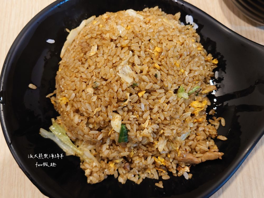 JOBA揪霸食堂—醬油蛋炒飯｜招牌醬油蛋炒飯香濃四溢且份量十足，更獨創各種創意炒飯口味，來JOBA齁哩呷揪霸!臺中後火車站台式平價午晚餐好去處，其他還有揪霸炒麵、乾炒河粉、叻沙咖哩湯麵、麻婆燴飯等選擇～106.8.3開幕