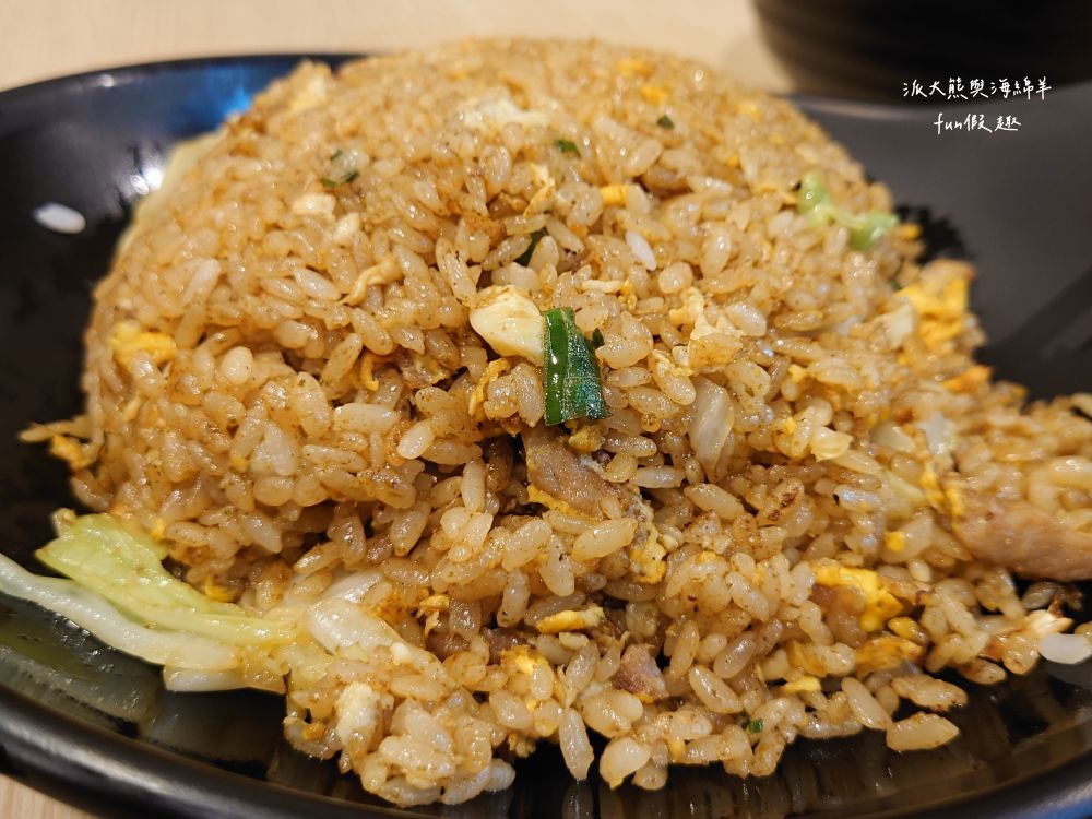 JOBA揪霸食堂—醬油蛋炒飯｜招牌醬油蛋炒飯香濃四溢且份量十足，更獨創各種創意炒飯口味，來JOBA齁哩呷揪霸!臺中後火車站台式平價午晚餐好去處，其他還有揪霸炒麵、乾炒河粉、叻沙咖哩湯麵、麻婆燴飯等選擇～106.8.3開幕