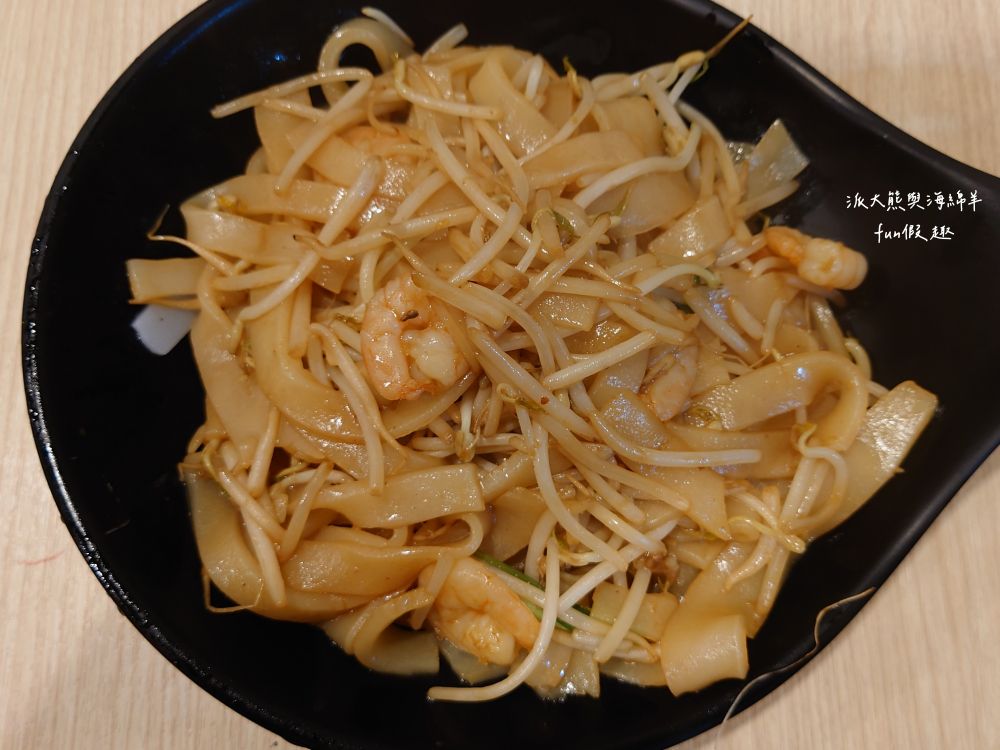 JOBA揪霸食堂—醬油蛋炒飯｜招牌醬油蛋炒飯香濃四溢且份量十足，更獨創各種創意炒飯口味，來JOBA齁哩呷揪霸!臺中後火車站台式平價午晚餐好去處，其他還有揪霸炒麵、乾炒河粉、叻沙咖哩湯麵、麻婆燴飯等選擇～106.8.3開幕