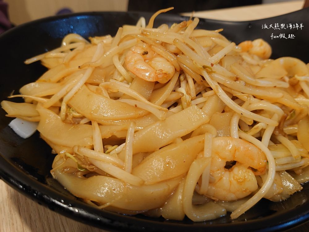 JOBA揪霸食堂—醬油蛋炒飯｜招牌醬油蛋炒飯香濃四溢且份量十足，更獨創各種創意炒飯口味，來JOBA齁哩呷揪霸!臺中後火車站台式平價午晚餐好去處，其他還有揪霸炒麵、乾炒河粉、叻沙咖哩湯麵、麻婆燴飯等選擇～106.8.3開幕