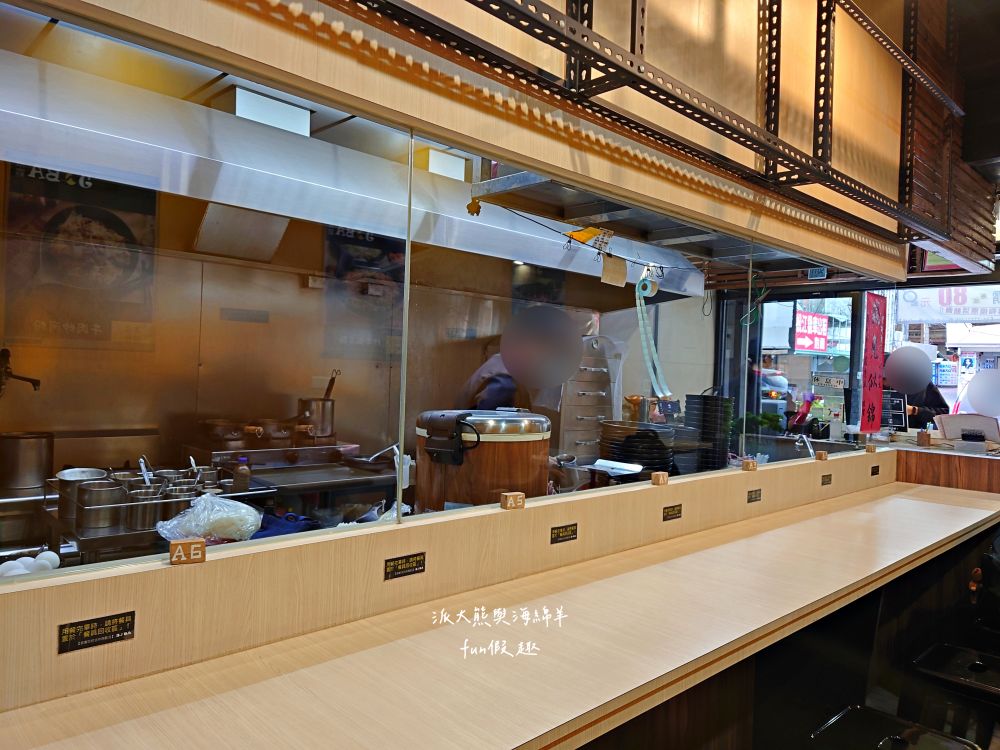 JOBA揪霸食堂—醬油蛋炒飯｜招牌醬油蛋炒飯香濃四溢且份量十足，更獨創各種創意炒飯口味，來JOBA齁哩呷揪霸!臺中後火車站台式平價午晚餐好去處，其他還有揪霸炒麵、乾炒河粉、叻沙咖哩湯麵、麻婆燴飯等選擇～106.8.3開幕