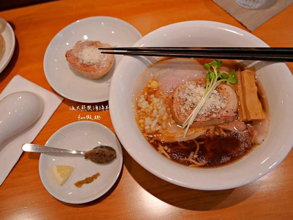 らあ麺Pete拉麵彼得/ピーター商店｜清麗淡雅日本拉麵與法式調味佐料跨界完美結合，不僅充滿高級西餐儀式感，更迸出拉麵多層次創意新風味，餐點美味CP值高，隱藏臺北大安巷弄間的低調拉麵店！！112.9月開幕～