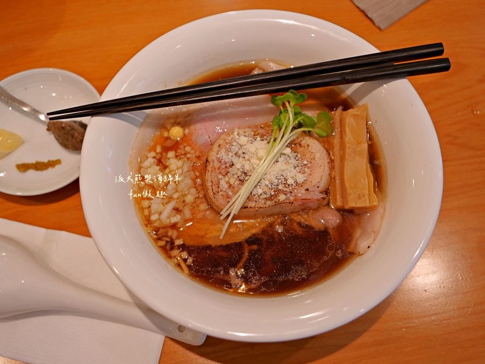 らあ麺Pete拉麵彼得/ピーター商店｜清麗淡雅日本拉麵與法式調味佐料跨界完美結合，不僅充滿高級西餐儀式感，更迸出拉麵多層次創意新風味，餐點美味CP值高，隱藏臺北大安巷弄間的低調拉麵店！！112.9月開幕～