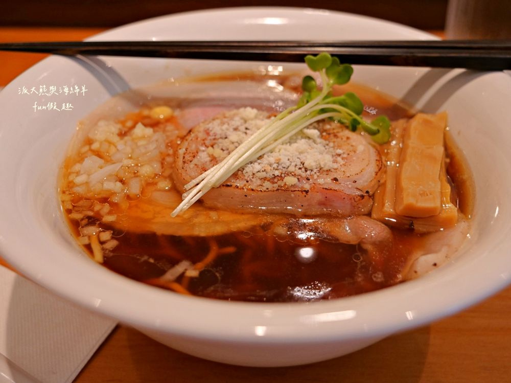 らあ麺Pete拉麵彼得/ピーター商店｜清麗淡雅日本拉麵與法式調味佐料跨界完美結合，不僅充滿高級西餐儀式感，更迸出拉麵多層次創意新風味，餐點美味CP值高，隱藏臺北大安巷弄間的低調拉麵店！！112.9月開幕～