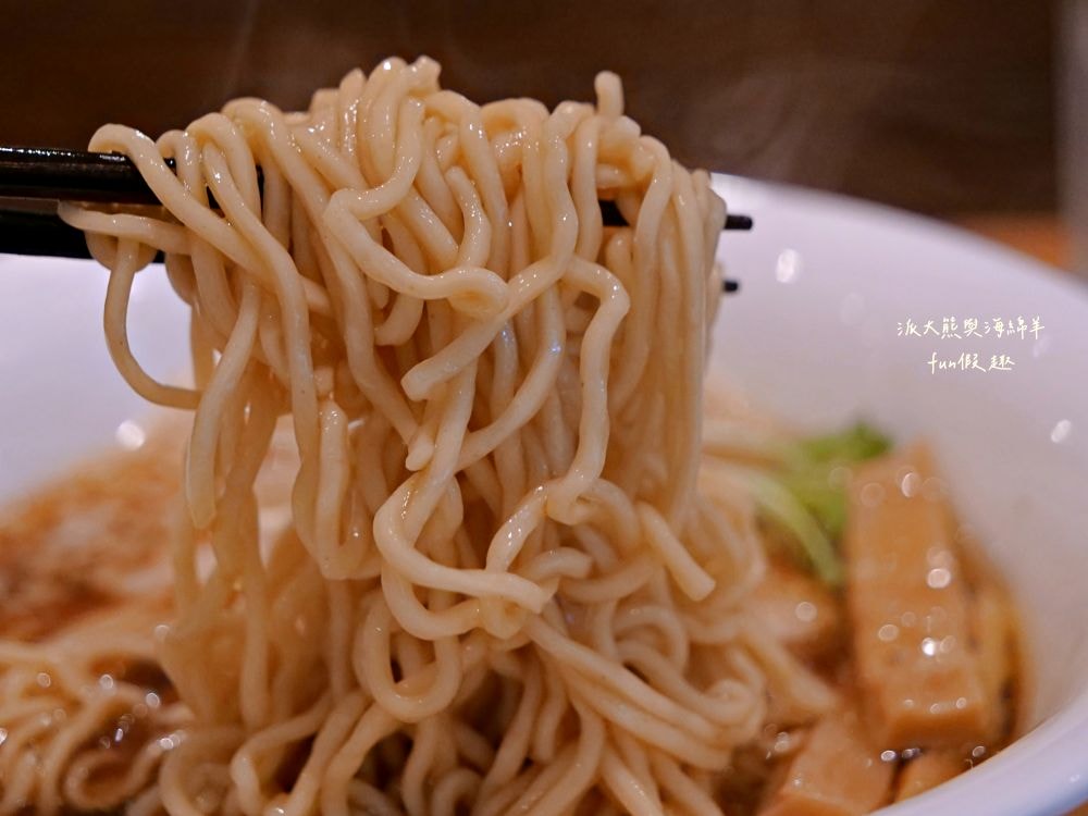らあ麺Pete拉麵彼得/ピーター商店｜清麗淡雅日本拉麵與法式調味佐料跨界完美結合，不僅充滿高級西餐儀式感，更迸出拉麵多層次創意新風味，餐點美味CP值高，隱藏臺北大安巷弄間的低調拉麵店！！112.9月開幕～