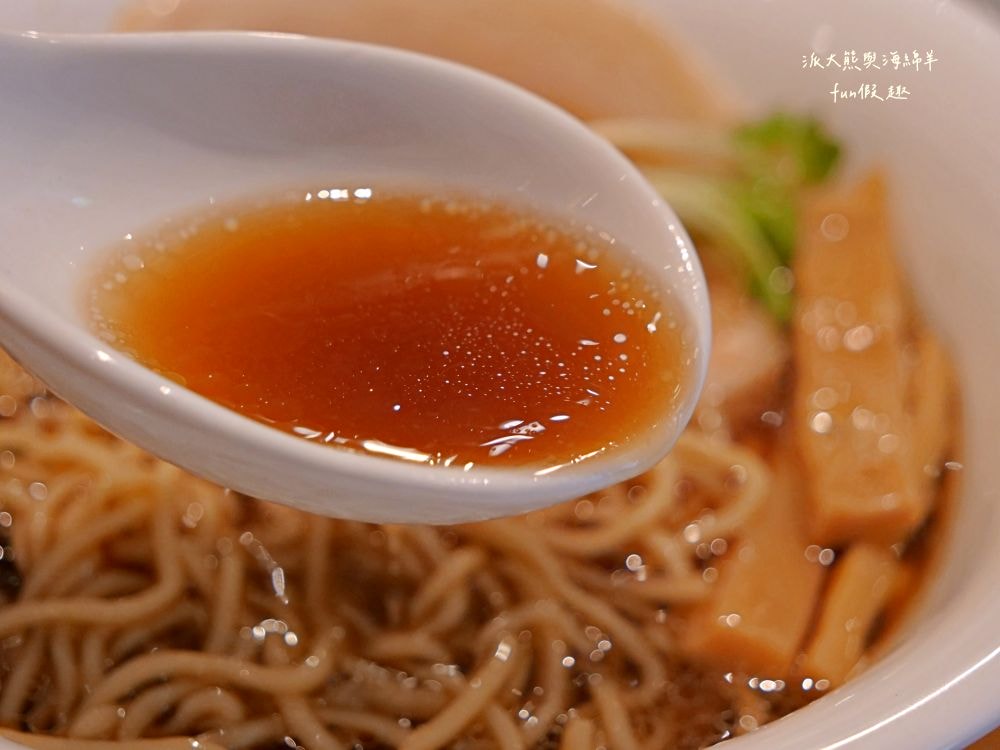 らあ麺Pete拉麵彼得/ピーター商店｜清麗淡雅日本拉麵與法式調味佐料跨界完美結合，不僅充滿高級西餐儀式感，更迸出拉麵多層次創意新風味，餐點美味CP值高，隱藏臺北大安巷弄間的低調拉麵店！！112.9月開幕～