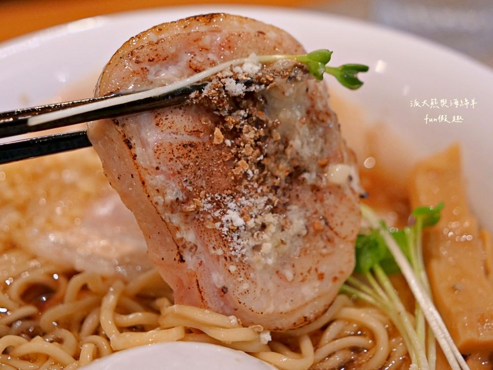 らあ麺Pete拉麵彼得/ピーター商店｜清麗淡雅日本拉麵與法式調味佐料跨界完美結合，不僅充滿高級西餐儀式感，更迸出拉麵多層次創意新風味，餐點美味CP值高，隱藏臺北大安巷弄間的低調拉麵店！！112.9月開幕～