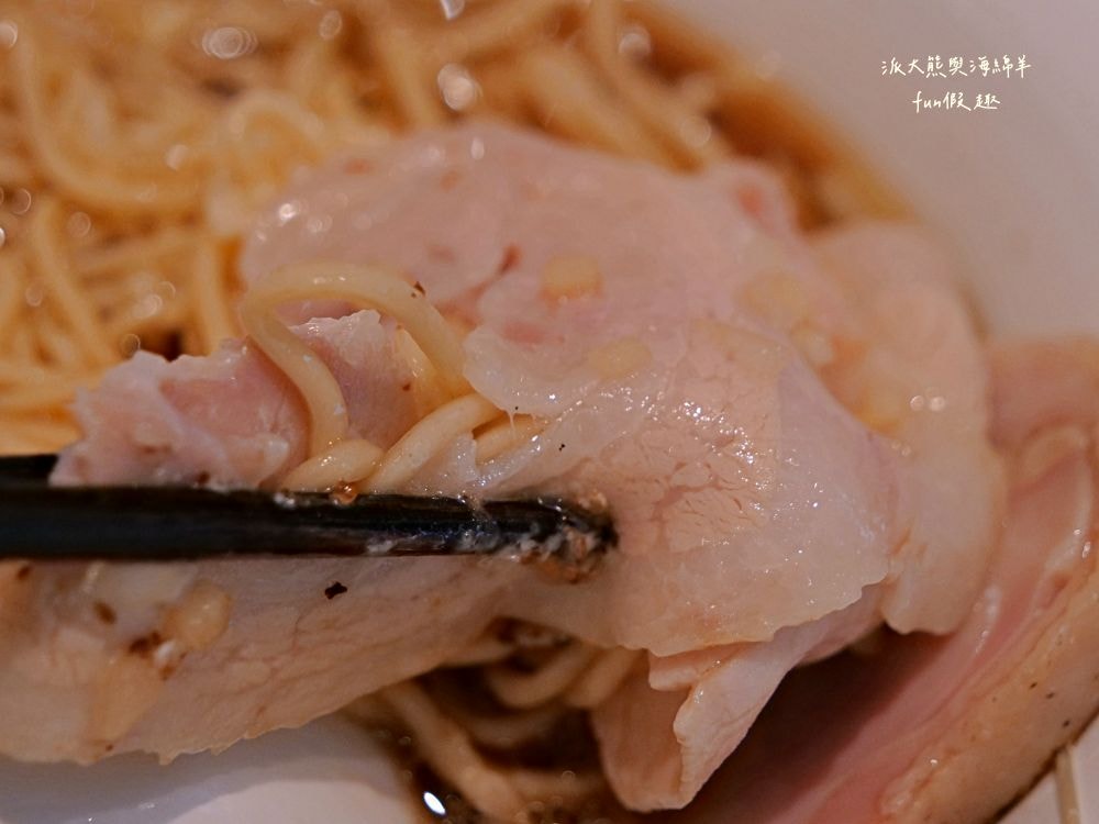 らあ麺Pete拉麵彼得/ピーター商店｜清麗淡雅日本拉麵與法式調味佐料跨界完美結合，不僅充滿高級西餐儀式感，更迸出拉麵多層次創意新風味，餐點美味CP值高，隱藏臺北大安巷弄間的低調拉麵店！！112.9月開幕～