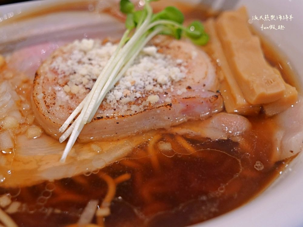 らあ麺Pete拉麵彼得/ピーター商店｜清麗淡雅日本拉麵與法式調味佐料跨界完美結合，不僅充滿高級西餐儀式感，更迸出拉麵多層次創意新風味，餐點美味CP值高，隱藏臺北大安巷弄間的低調拉麵店！！112.9月開幕～