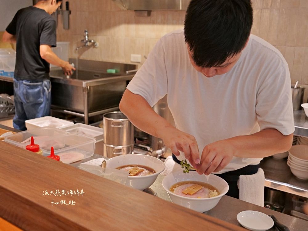 らあ麺Pete拉麵彼得/ピーター商店｜清麗淡雅日本拉麵與法式調味佐料跨界完美結合，不僅充滿高級西餐儀式感，更迸出拉麵多層次創意新風味，餐點美味CP值高，隱藏臺北大安巷弄間的低調拉麵店！！112.9月開幕～
