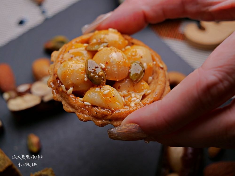 上信饌玉伴手禮｜2024中秋送禮最體面高質感首選，晚霞月昇共3種精美款式禮盒，熱銷品夏威夷豆塔、椒香豆塔、夏威夷潛艇、南棗核桃糕、太妃糖、堅果棒通通有，還有節氣限定必吃柚子酥，產品嚴選食材、美味健康涮嘴，送禮自用兩相宜，還可以指定期間到貨唷!!