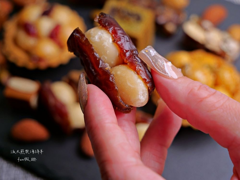 上信饌玉伴手禮｜2024中秋送禮最體面高質感首選，晚霞月昇共3種精美款式禮盒，熱銷品夏威夷豆塔、椒香豆塔、夏威夷潛艇、南棗核桃糕、太妃糖、堅果棒通通有，還有節氣限定必吃柚子酥，產品嚴選食材、美味健康涮嘴，送禮自用兩相宜，還可以指定期間到貨唷!!