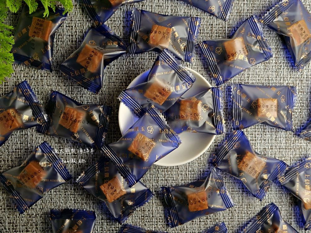 上信饌玉伴手禮｜2024中秋送禮最體面高質感首選，晚霞月昇共3種精美款式禮盒，熱銷品夏威夷豆塔、椒香豆塔、夏威夷潛艇、南棗核桃糕、太妃糖、堅果棒通通有，還有節氣限定必吃柚子酥，產品嚴選食材、美味健康涮嘴，送禮自用兩相宜，還可以指定期間到貨唷!!