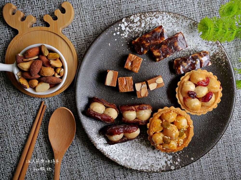 上信饌玉伴手禮｜2024中秋送禮最體面高質感首選，晚霞月昇共3種精美款式禮盒，熱銷品夏威夷豆塔、椒香豆塔、夏威夷潛艇、南棗核桃糕、太妃糖、堅果棒通通有，還有節氣限定必吃柚子酥，產品嚴選食材、美味健康涮嘴，送禮自用兩相宜，還可以指定期間到貨唷!!