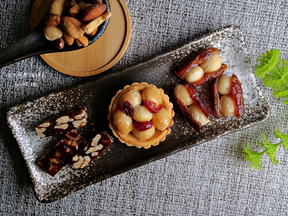 上信饌玉伴手禮｜2024中秋送禮最體面高質感首選，晚霞月昇共3種精美款式禮盒，熱銷品夏威夷豆塔、椒香豆塔、夏威夷潛艇、南棗核桃糕、太妃糖、堅果棒通通有，還有節氣限定必吃柚子酥，產品嚴選食材、美味健康涮嘴，送禮自用兩相宜，還可以指定期間到貨唷!!