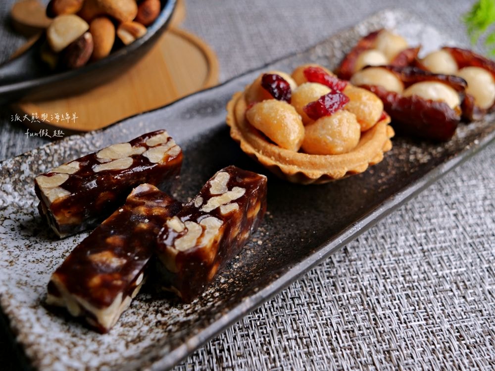 上信饌玉伴手禮｜2024中秋送禮最體面高質感首選，晚霞月昇共3種精美款式禮盒，熱銷品夏威夷豆塔、椒香豆塔、夏威夷潛艇、南棗核桃糕、太妃糖、堅果棒通通有，還有節氣限定必吃柚子酥，產品嚴選食材、美味健康涮嘴，送禮自用兩相宜，還可以指定期間到貨唷!!