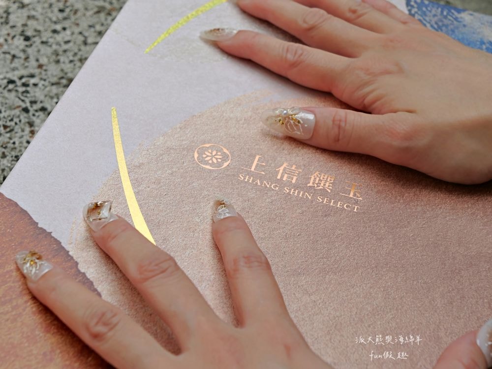 上信饌玉伴手禮｜2024中秋送禮最體面高質感首選，晚霞月昇共3種精美款式禮盒，熱銷品夏威夷豆塔、椒香豆塔、夏威夷潛艇、南棗核桃糕、太妃糖、堅果棒通通有，還有節氣限定必吃柚子酥，產品嚴選食材、美味健康涮嘴，送禮自用兩相宜，還可以指定期間到貨唷!!