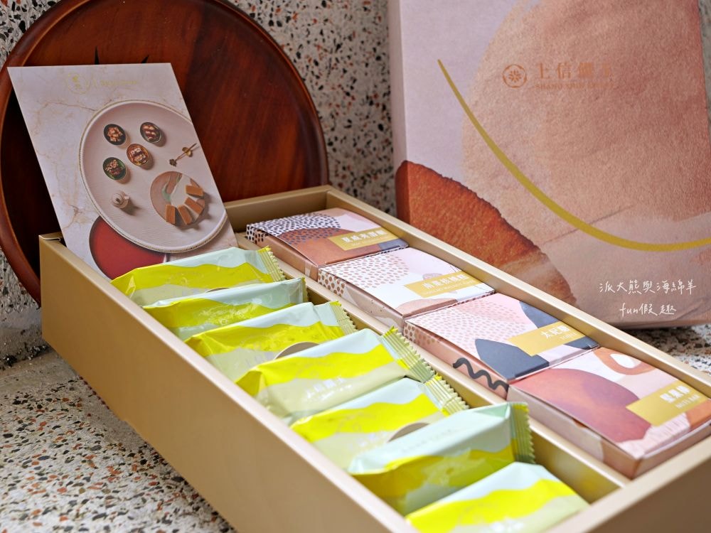 上信饌玉伴手禮｜2024中秋送禮最體面高質感首選，晚霞月昇共3種精美款式禮盒，熱銷品夏威夷豆塔、椒香豆塔、夏威夷潛艇、南棗核桃糕、太妃糖、堅果棒通通有，還有節氣限定必吃柚子酥，產品嚴選食材、美味健康涮嘴，送禮自用兩相宜，還可以指定期間到貨唷!!