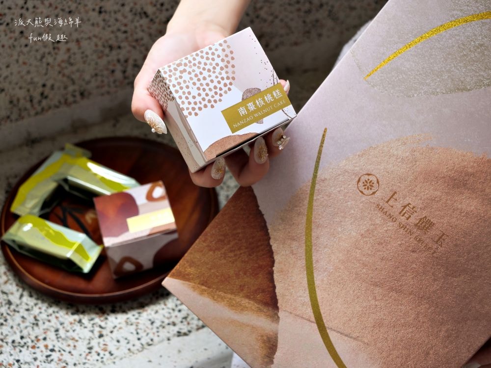 上信饌玉伴手禮｜2024中秋送禮最體面高質感首選，晚霞月昇共3種精美款式禮盒，熱銷品夏威夷豆塔、椒香豆塔、夏威夷潛艇、南棗核桃糕、太妃糖、堅果棒通通有，還有節氣限定必吃柚子酥，產品嚴選食材、美味健康涮嘴，送禮自用兩相宜，還可以指定期間到貨唷!!