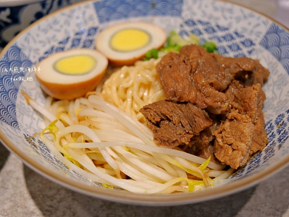 夥拌麵｜老宅改建並注入文青靈魂的優質平價麵館，臺中後火車站銅板美食，走8分鐘來互助街裡享用溫馨夥拌麵～